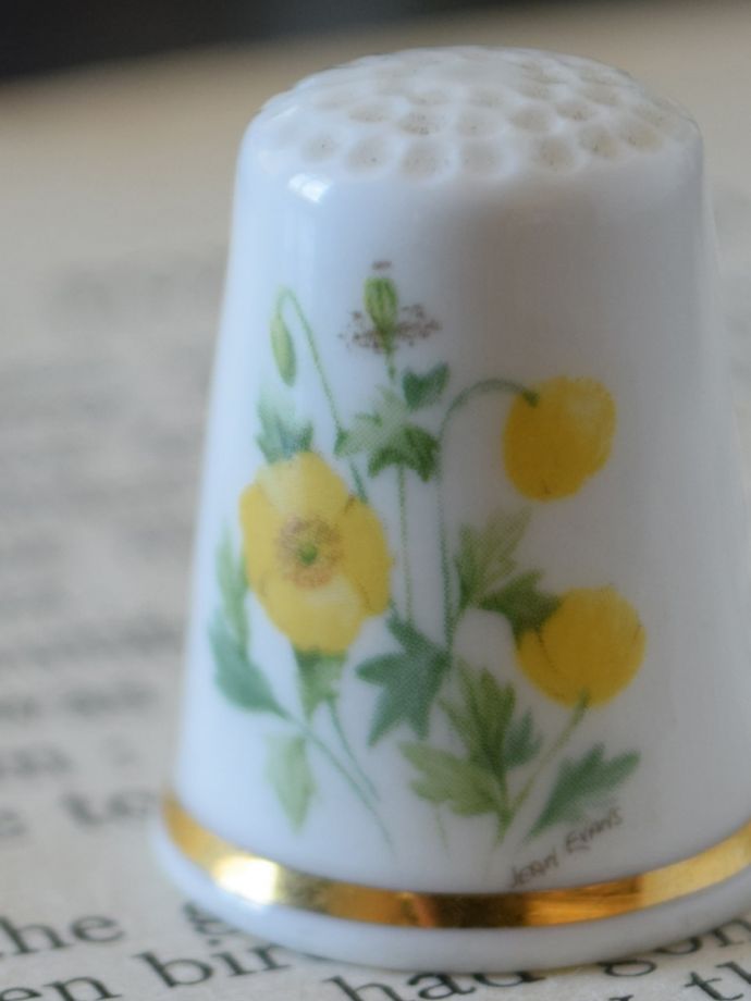 イギリスのアンティーク雑貨、黄色いお花の陶器製のシンブル（指貫）