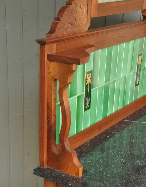 サイドボード　アンティーク家具　タイルが美しいアンティークの英国家具、ミラー付のウォッシュスタンド。サイドにもこんな凝った装飾があります。(m-482-f)