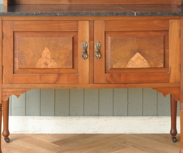 サイドボード　アンティーク家具　タイルが美しいアンティークの英国家具、ミラー付のウォッシュスタンド。扉の模様も、自然の木目で描かれているんです・・・素敵です。(m-482-f)