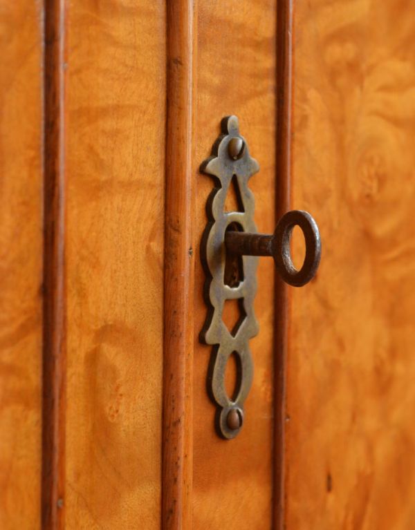 アンティークのキャビネット　アンティーク家具　上品な木目のアンティーク家具、華やかなバーキャビネット（カクテルキャビネット）。扉の開閉には、鍵を引っ掛けて行います。(m-489-f)