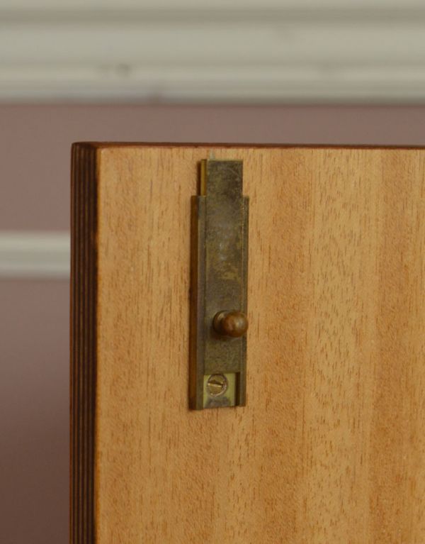 アンティークのキャビネット　アンティーク家具　上品な木目のアンティーク家具、華やかなバーキャビネット（カクテルキャビネット）。扉を留めるためのストッパーも当時のものです。(m-489-f)