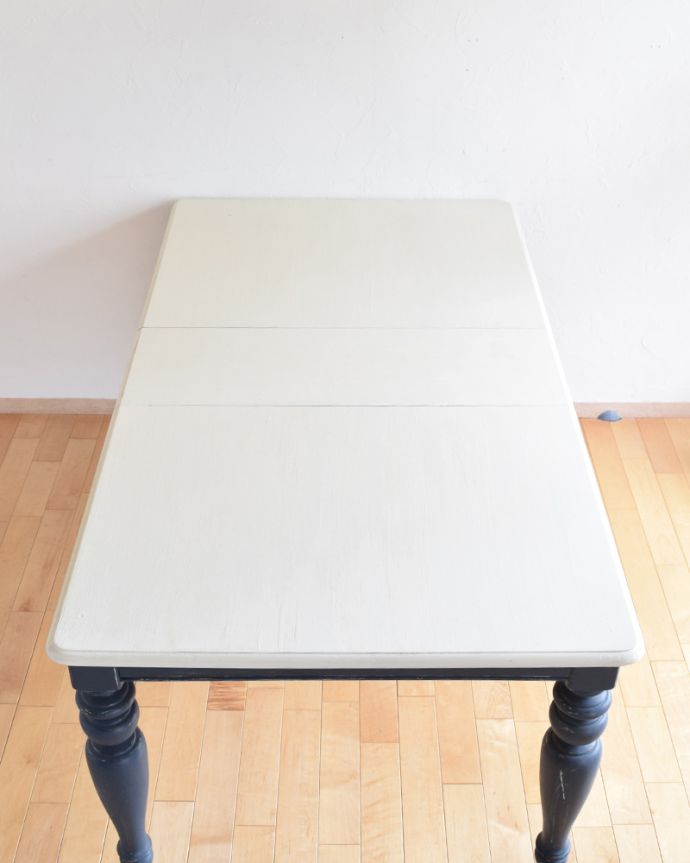 ロイドテーブル　アンティーク家具　フランスで見つけたアンティーク家具、ホワイトペイントのダイニングテーブル（伸張式）。天板もキレイに仕上げました。(m-491-f-1)
