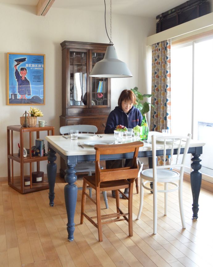 ロイドテーブル　アンティーク家具　フランスで見つけたアンティーク家具、ホワイトペイントのダイニングテーブル（伸張式）。ペイント仕上げのテーブルは、どんなチェアも合わせやすいです。(m-491-f-1)