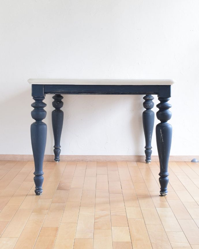 ロイドテーブル　アンティーク家具　フランスで見つけたアンティーク家具、ホワイトペイントのダイニングテーブル（伸張式）。頑丈な造りのテーブルなので末永くお使い頂けます。(m-491-f-1)
