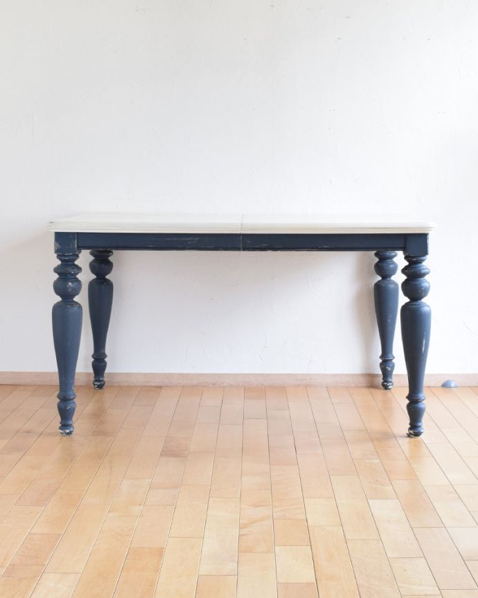 ロイドテーブル　アンティーク家具　フランスで見つけたアンティーク家具、ホワイトペイントのダイニングテーブル（伸張式）。脚の美しさが自慢のテーブル！人気のデザインです。(m-491-f-1)