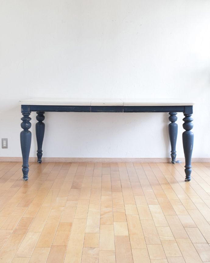 ロイドテーブル　アンティーク家具　フランスで見つけたアンティーク家具、ホワイトペイントのダイニングテーブル（伸張式）。もちろん常に広げたままの状態でもお使い頂けます。(m-491-f-1)