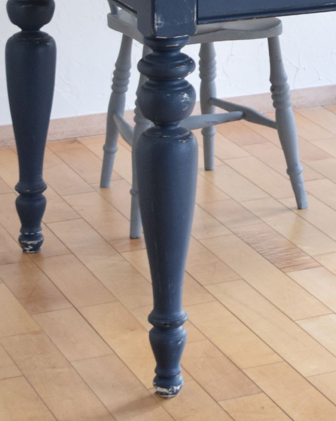 ロイドテーブル　アンティーク家具　フランスで見つけたアンティーク家具、ホワイトペイントのダイニングテーブル（伸張式）。美しい脚の装飾がアクセントになっています。(m-491-f-1)