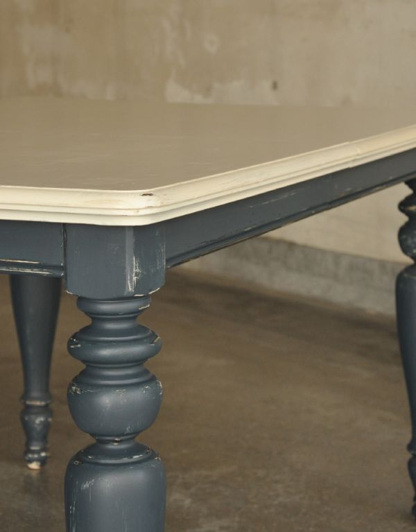 ロイドテーブル　アンティーク家具　フランスで見つけたアンティーク家具、ホワイトペイントのダイニングテーブル（伸張式）。温かみのある装飾が嬉しいデザイン。(m-491-f-1)