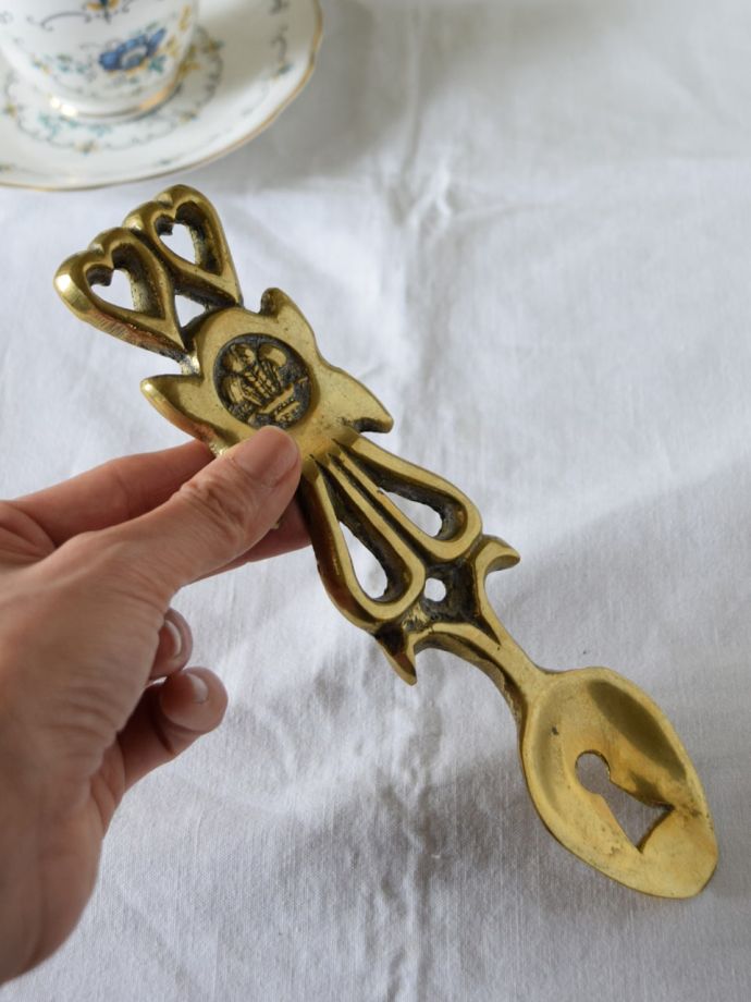 イギリスで見つけたアンティークの壁飾り、鍵穴モチーフの付いた真鍮の