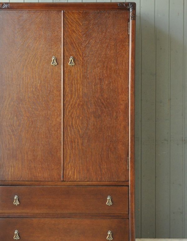 ワードローブ　アンティーク家具　英国のアンティーク収納家具、引き出し付きのワードローブ。オーク材の高級感が感じられるキャビネットです。(m-503-f)