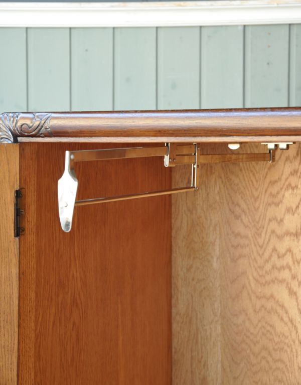 ワードローブ　アンティーク家具　英国のアンティーク収納家具、引き出し付きのワードローブ。扉の中は広々しています。(m-503-f)