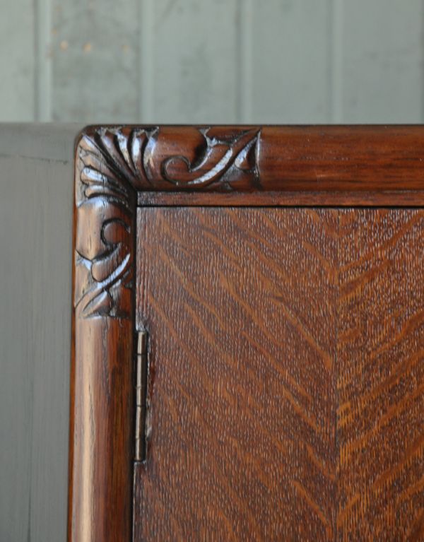 ワードローブ　アンティーク家具　英国のアンティーク収納家具、引き出し付きのワードローブ。扉の角には、英国らしい彫りが付いています。(m-503-f)