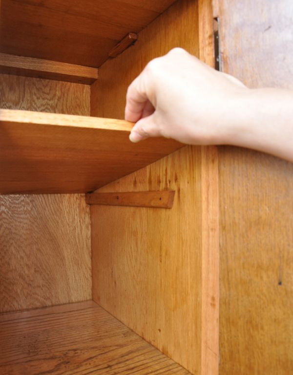 ワードローブ　アンティーク家具　英国のアンティーク収納家具、引き出し付きのワードローブ。棚板は可動です。(m-503-f)