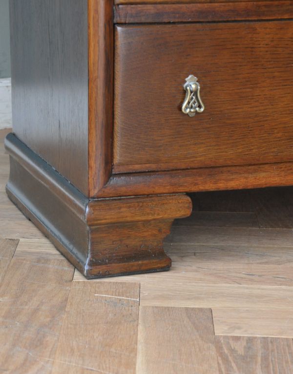 ワードローブ　アンティーク家具　英国のアンティーク収納家具、引き出し付きのワードローブ。しっかり支えてくれる脚で、安定感バツグン。(m-503-f)
