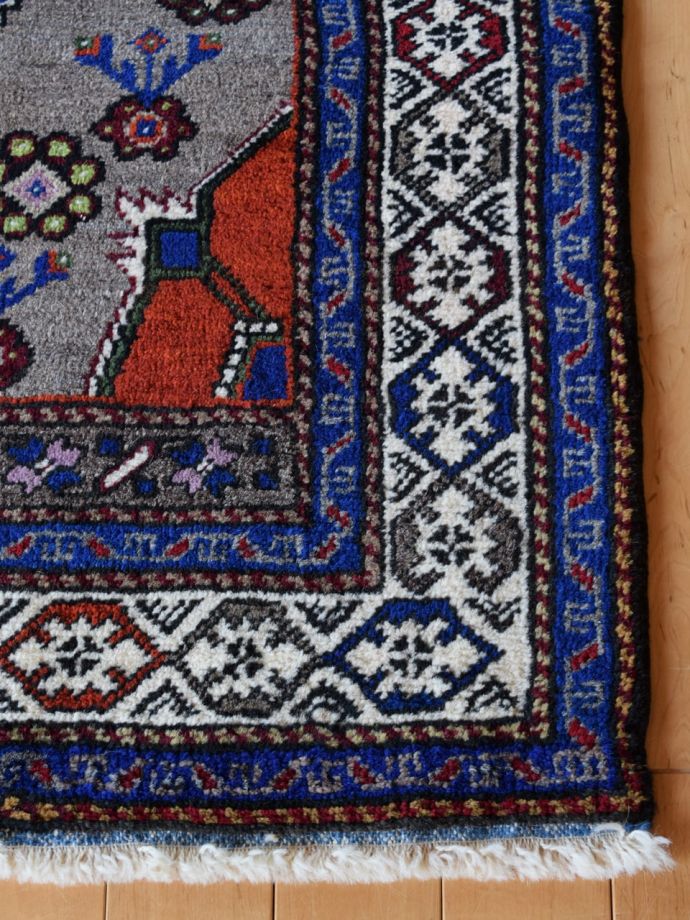 ビンテージのおしゃれな絨毯、トルコアクサライの一点もののトライバル 
