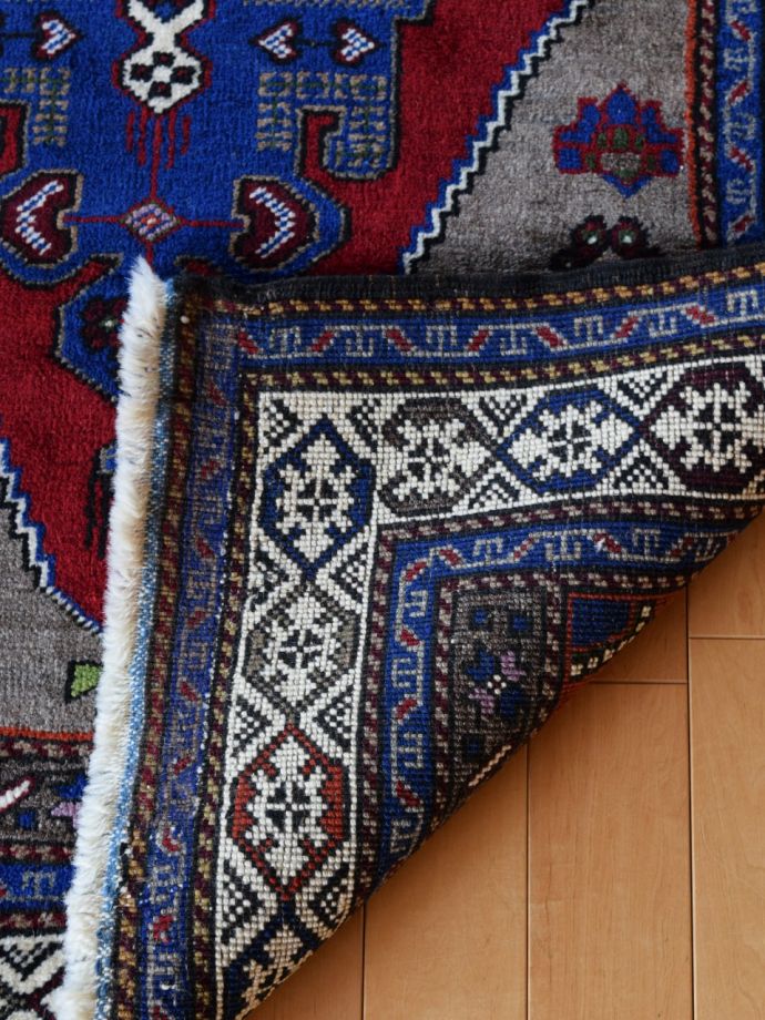 ビンテージのおしゃれな絨毯、トルコアクサライの一点もののトライバルラグ