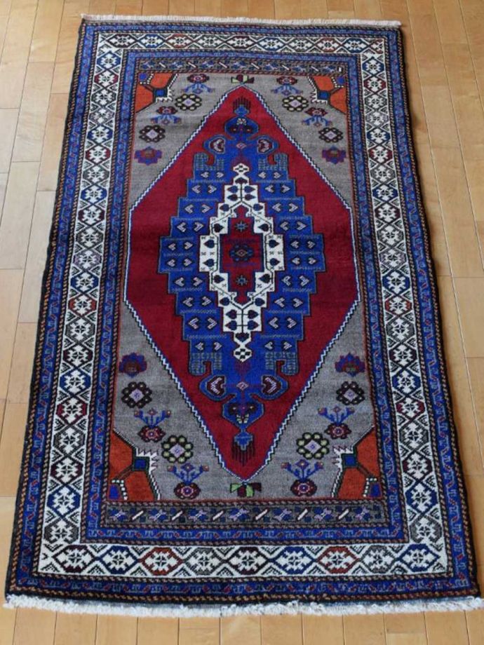 ビンテージのおしゃれな絨毯、トルコアクサライの一点もののトライバル