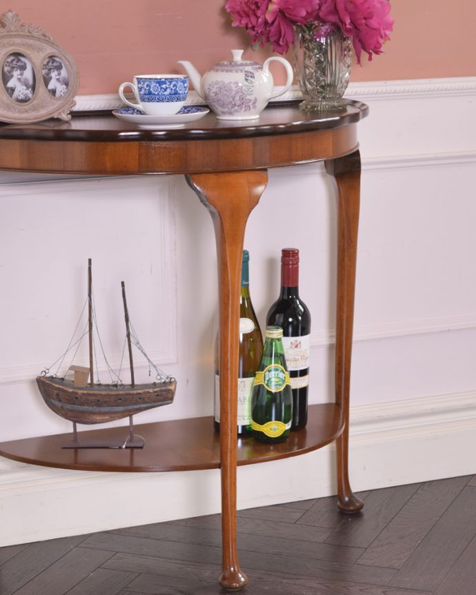 アンティークのテーブル　アンティーク家具　英国デザインのアンティーク家具、ハーフムーンのコンソールテーブル。美しいデザインが印象的実用性を求めない見せ場を作ってくれるコンソールは、何より見た目が重要。(m-508-f-1)