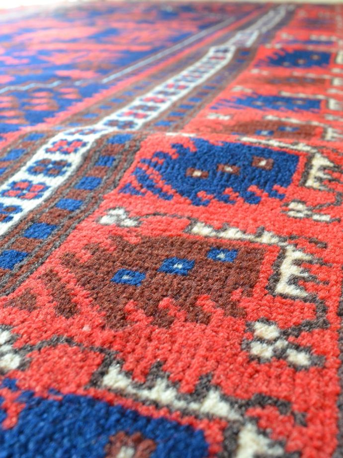 ビンテージのおしゃれな絨毯、色が美しいバルケシルのトライバルラグ