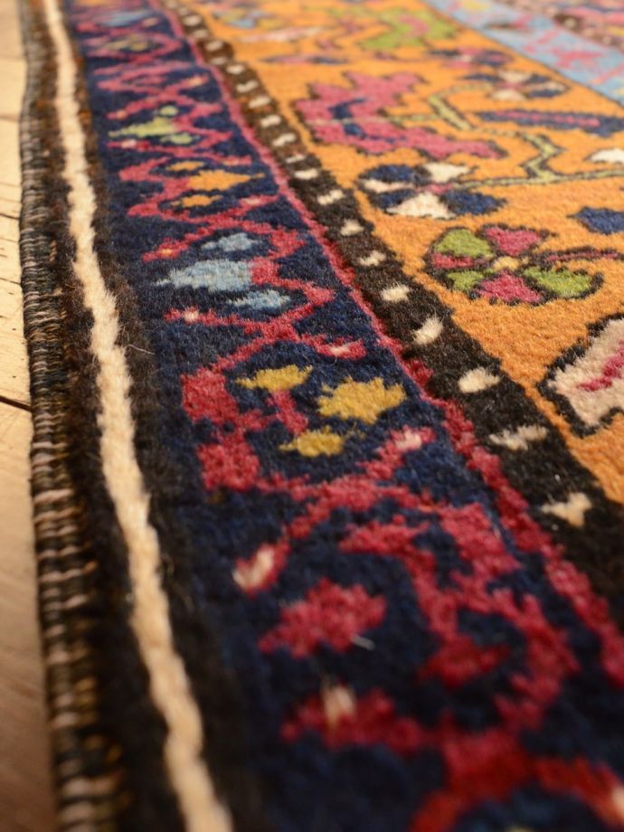 ビンテージのおしゃれなトライバルラグ、華やかな模様のコンヤ絨毯(m