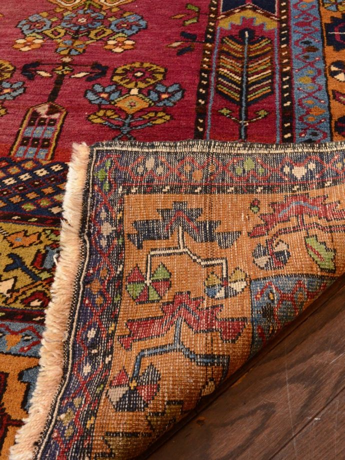 ビンテージのおしゃれなトライバルラグ、華やかな模様のコンヤ絨毯(m 