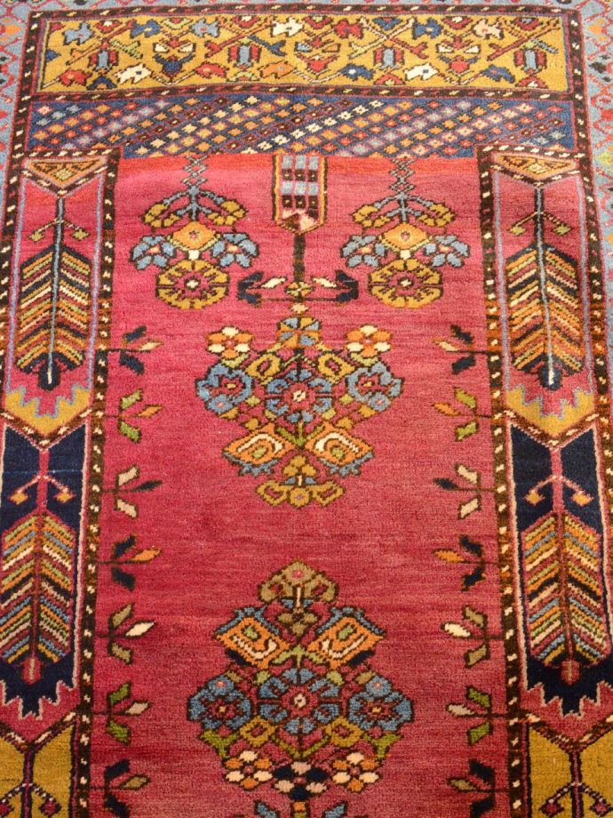 ビンテージのおしゃれなトライバルラグ、華やかな模様のコンヤ絨毯(m-5085-z)｜アンティーク雑貨