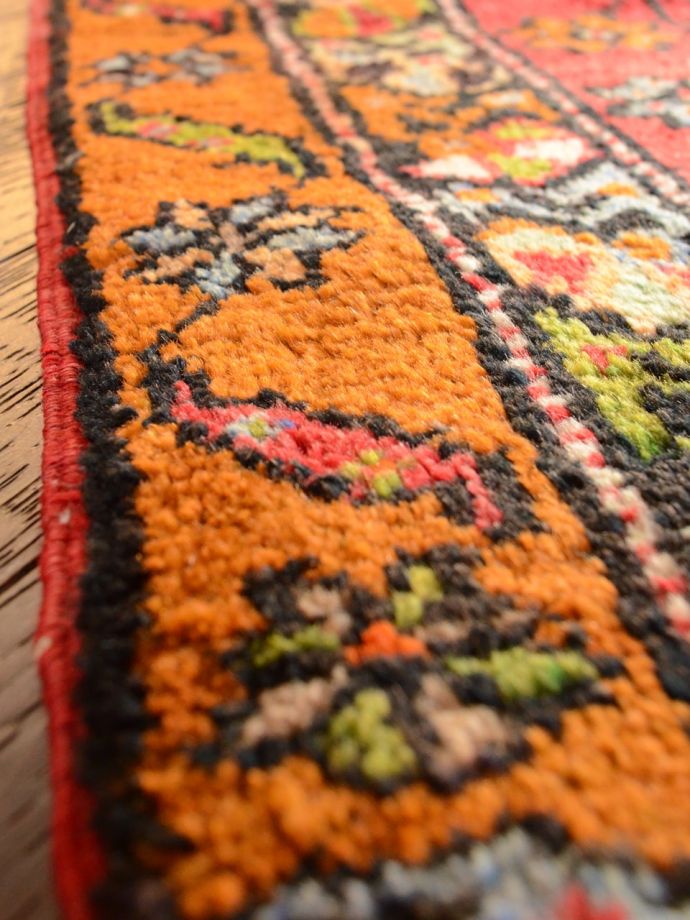 1点もののビンテージのトライバルラグ、トルココンヤのおしゃれな絨毯 
