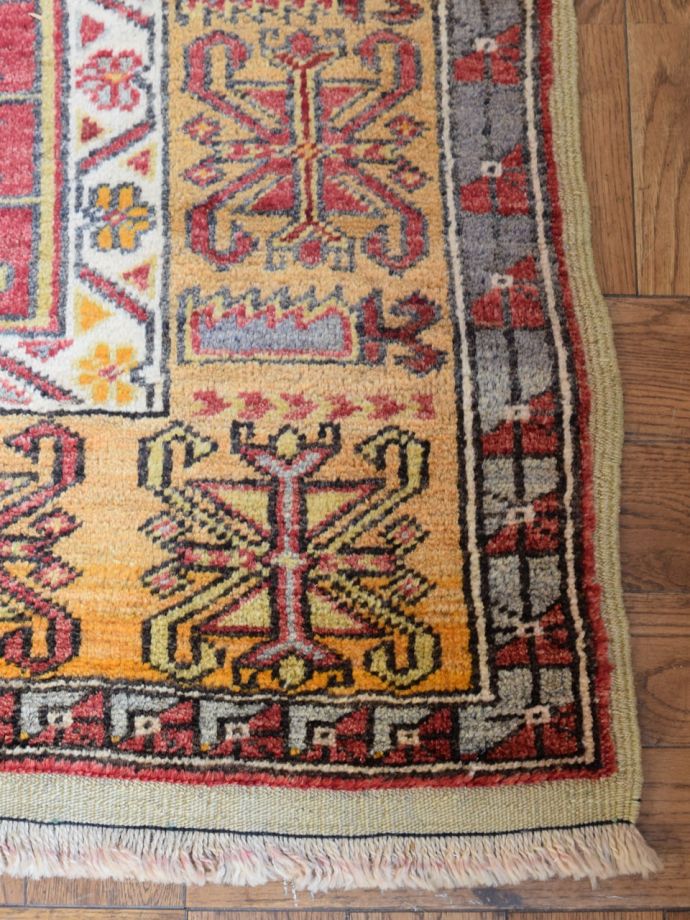ビンテージのおしゃれなトライバルラグ、華やかな模様のコンヤ絨毯(m 