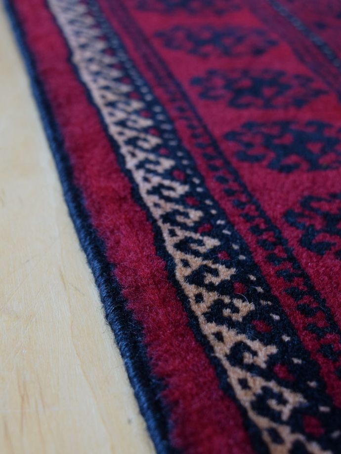 ビンテージのおしゃれな絨毯、トルコバルーチの一点もののトライバル