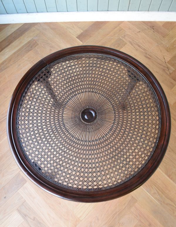 アンティークのテーブル　アンティーク家具　フランスで見つけた編み目が美しいガラス天板アンティークのコーヒーテーブル。贅沢なほどの編み目が自慢のテーブル。(m-512-f)