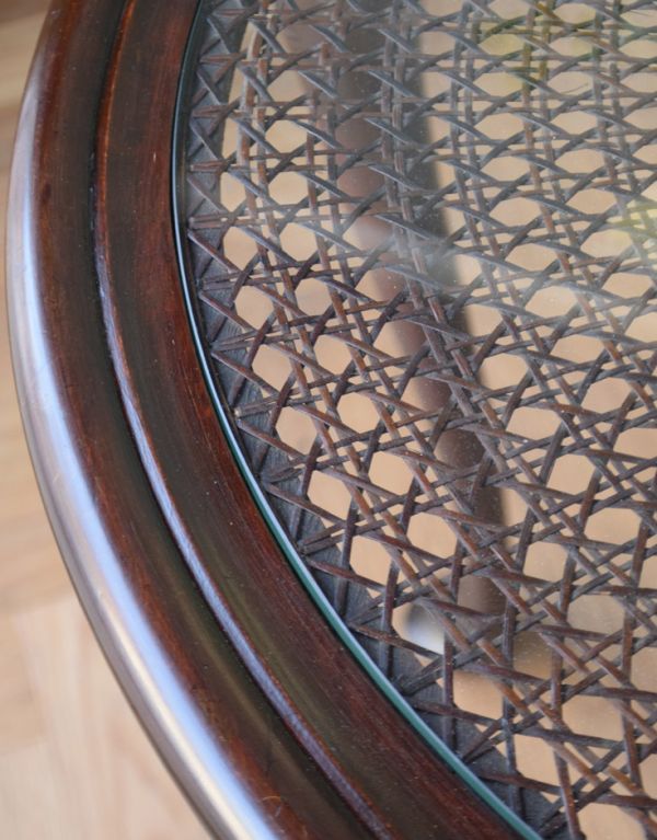 アンティークのテーブル　アンティーク家具　フランスで見つけた編み目が美しいガラス天板アンティークのコーヒーテーブル。ガラス部分は取り外しできるようになっているので、模様替えやお手入れの際も嬉しいですよね。(m-512-f)