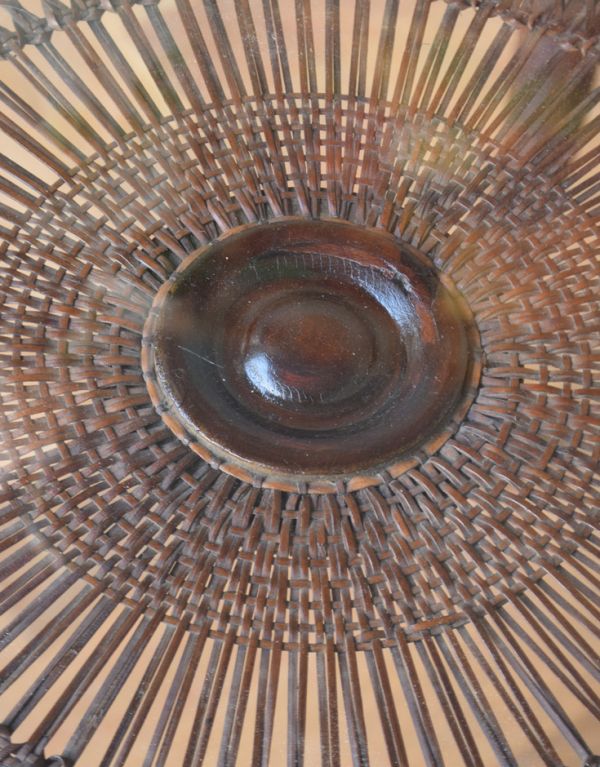 アンティークのテーブル　アンティーク家具　フランスで見つけた編み目が美しいガラス天板アンティークのコーヒーテーブル。こんなにキレイに編み目が残っていただけで貴重な価値を感じます。(m-512-f)