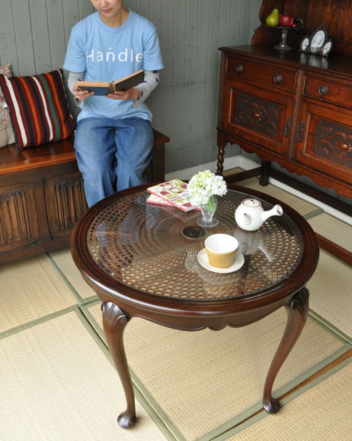 アンティークのテーブル　アンティーク家具　フランスで見つけた編み目が美しいガラス天板アンティークのコーヒーテーブル。畳の上に置くと素敵な大正ロマンの雰囲気です。(m-512-f)