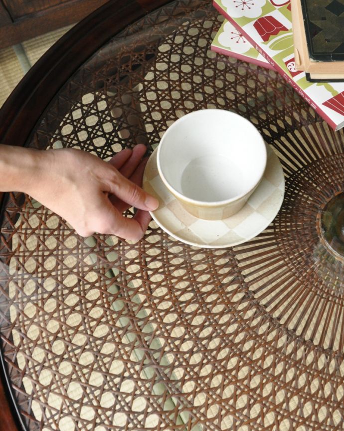 アンティークのテーブル　アンティーク家具　フランスで見つけた編み目が美しいガラス天板アンティークのコーヒーテーブル。機械がなかった時代、一本一本手編みされた職人さんの愛情が感じられます。(m-512-f)