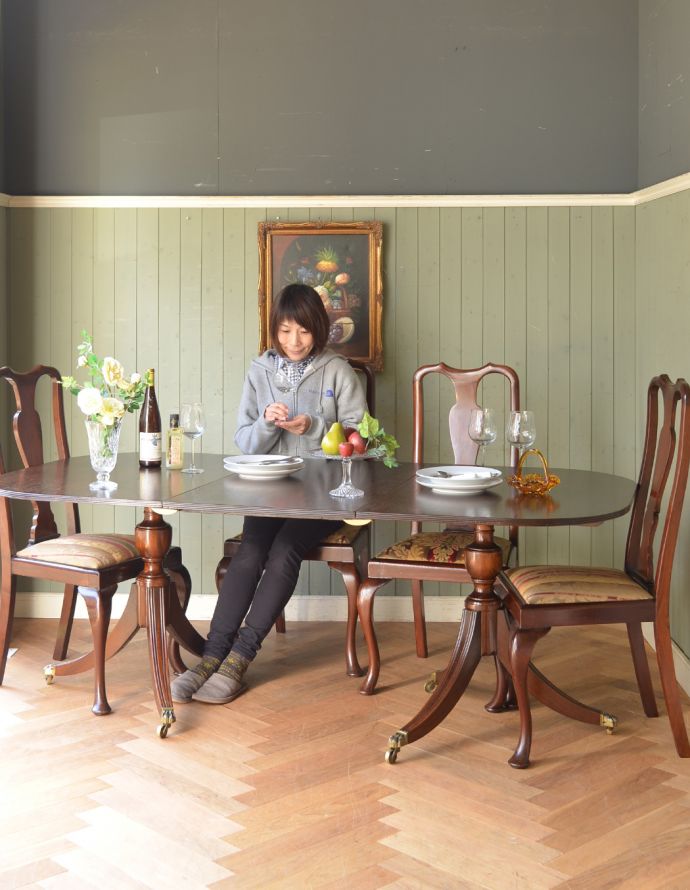 アンティークのテーブル　アンティーク家具　美しい脚が特徴的なアンティークの英国家具、伸張式のダイニングテーブル。用途に合わせてサイズを変えれる便利なテーブル英国クラシックな雰囲気がたっぷり詰まった美しいエクステンションテーブル。(m-522-f)