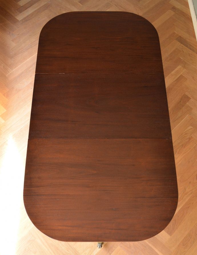 アンティークのテーブル　アンティーク家具　美しい脚が特徴的なアンティークの英国家具、伸張式のダイニングテーブル。上から見るとこんな形天板を足す前はこんな形です。(m-522-f)