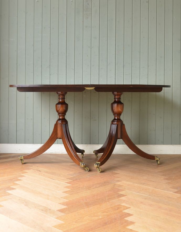 アンティークのテーブル　アンティーク家具　美しい脚が特徴的なアンティークの英国家具、伸張式のダイニングテーブル。横から見た姿は…究極に優雅なシンプルデザイン。(m-522-f)