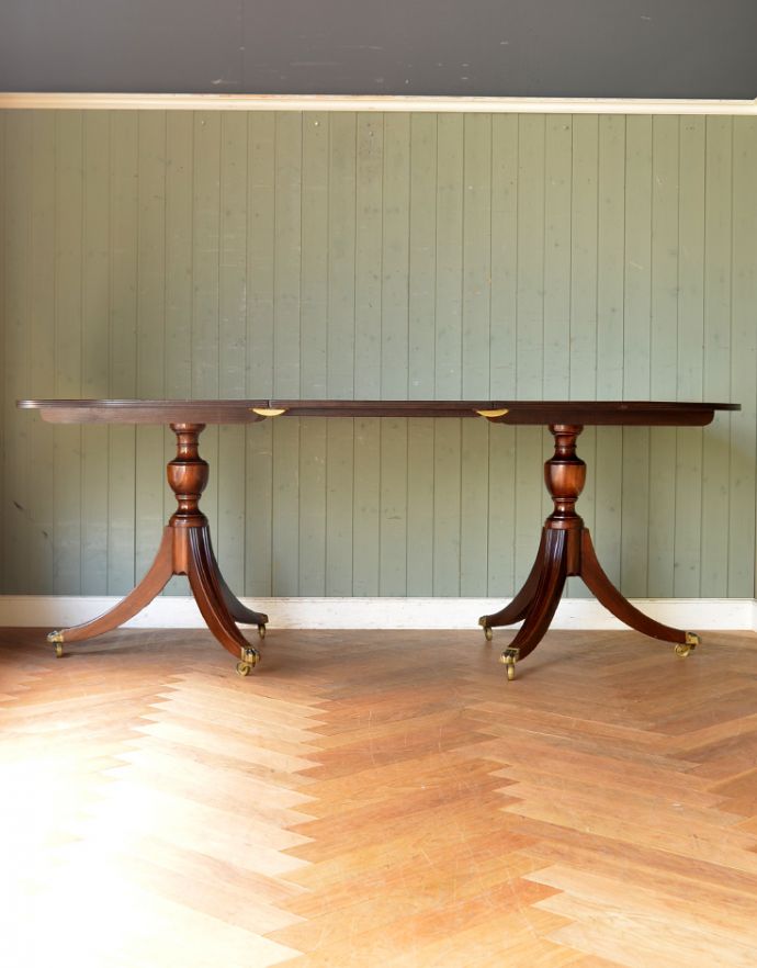 アンティークのテーブル　アンティーク家具　美しい脚が特徴的なアンティークの英国家具、伸張式のダイニングテーブル。天板を足すと･･･かなり大きなサイズになるので、大人数で使えます。(m-522-f)