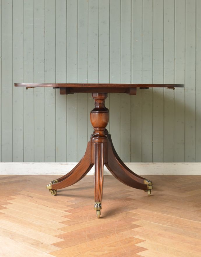 アンティークのテーブル　アンティーク家具　美しい脚が特徴的なアンティークの英国家具、伸張式のダイニングテーブル。こちら側から見ても･･･360度、どこから見てもスッキリと美しい姿でみんなを魅了してくれます。(m-522-f)