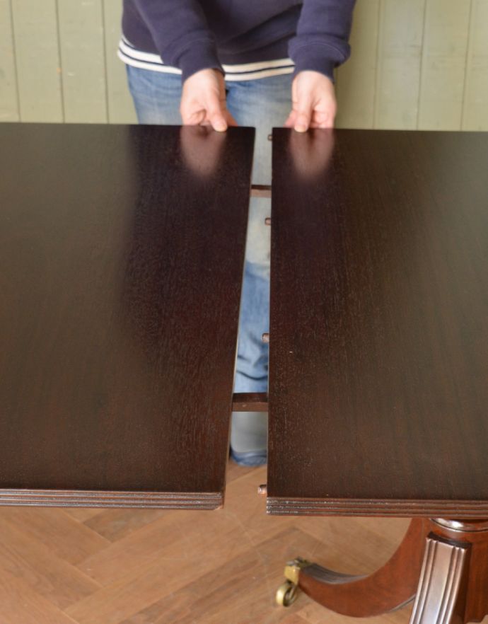 アンティークのテーブル　アンティーク家具　美しい脚が特徴的なアンティークの英国家具、伸張式のダイニングテーブル。あっという間にサイズ変更OK！天板の真ん中に天板を足すだけ。(m-522-f)