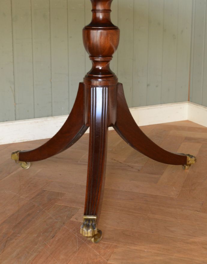 アンティークのテーブル　アンティーク家具　美しい脚が特徴的なアンティークの英国家具、伸張式のダイニングテーブル。脚先には･･･クルクル回転するキャスターが付いています。(m-522-f)