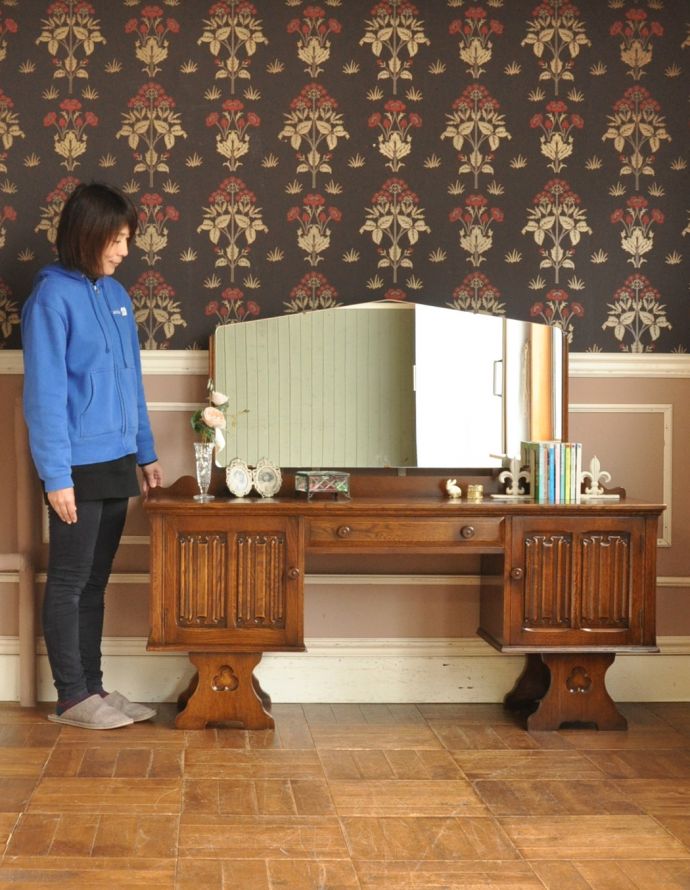 アンティークのドレッサー　アンティーク家具　大きなミラーで身支度OK！英国らしいアンティーク家具のドレッシングキャビネット。美しい装飾が華やかなドレッサー。(m-523-f)
