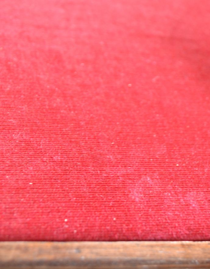ウォールキャビネット　アンティーク家具　Ｃａｄｂｕｒｙ社のディスプレイキャビネット、アンティークショーケース。底には真っ赤なフェルトが貼られています。(m-527-f)