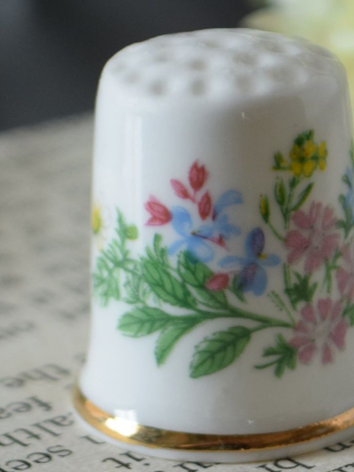 イギリスのアンティーク雑貨、ピンクとブルーのお花の陶器製のシンブル（指貫）
