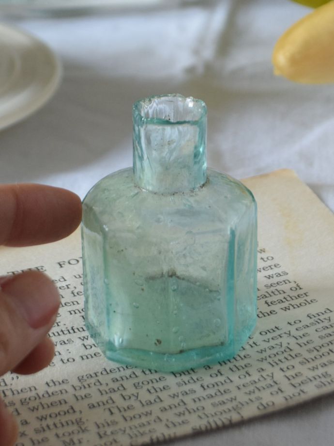 イギリスで見つけた小さなボトル、八角形のヴィクトリアンアンティークのインク瓶(m-5312-z)｜アンティーク雑貨