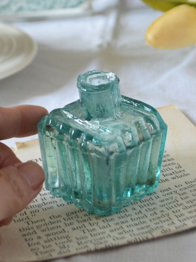 アンティークのガラス雑貨、ストライプ模様のヴィクトリアンインク瓶（ペン置きタイプ）