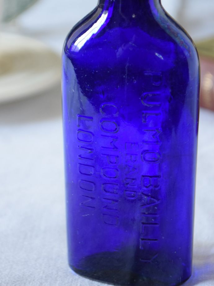 コバルトブルーのキレイなガラス瓶、アンティークのガラスボトル（PULMO BAILLY BRAND COMPOUND LONDON）
