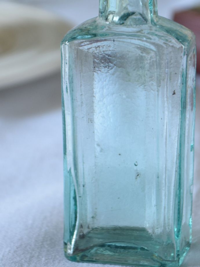 アンティークのおしゃれなガラスボトル、淡い色のきれいなガラス瓶