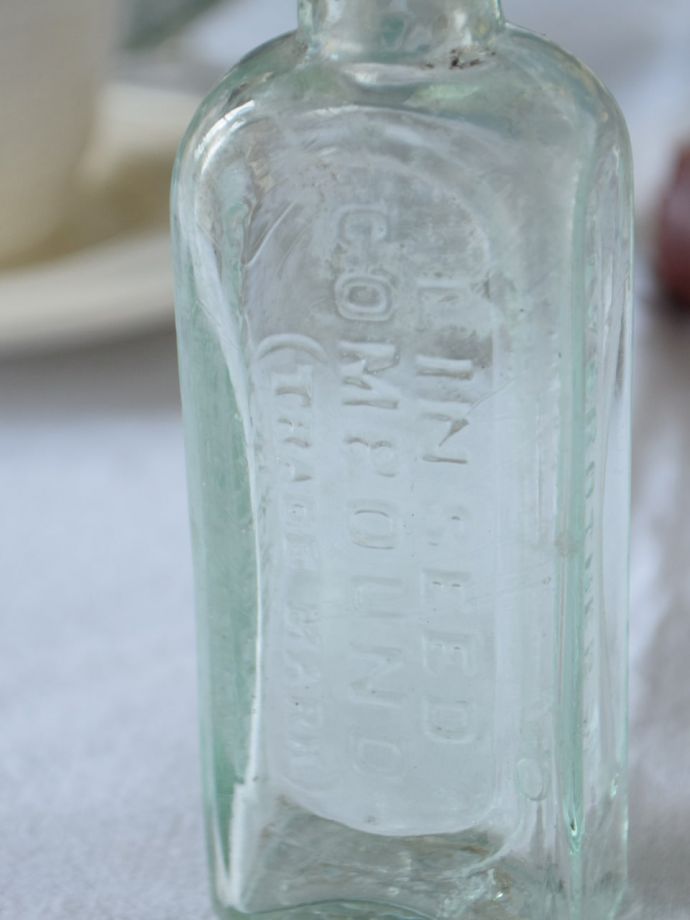 アンティークガラスのボトル