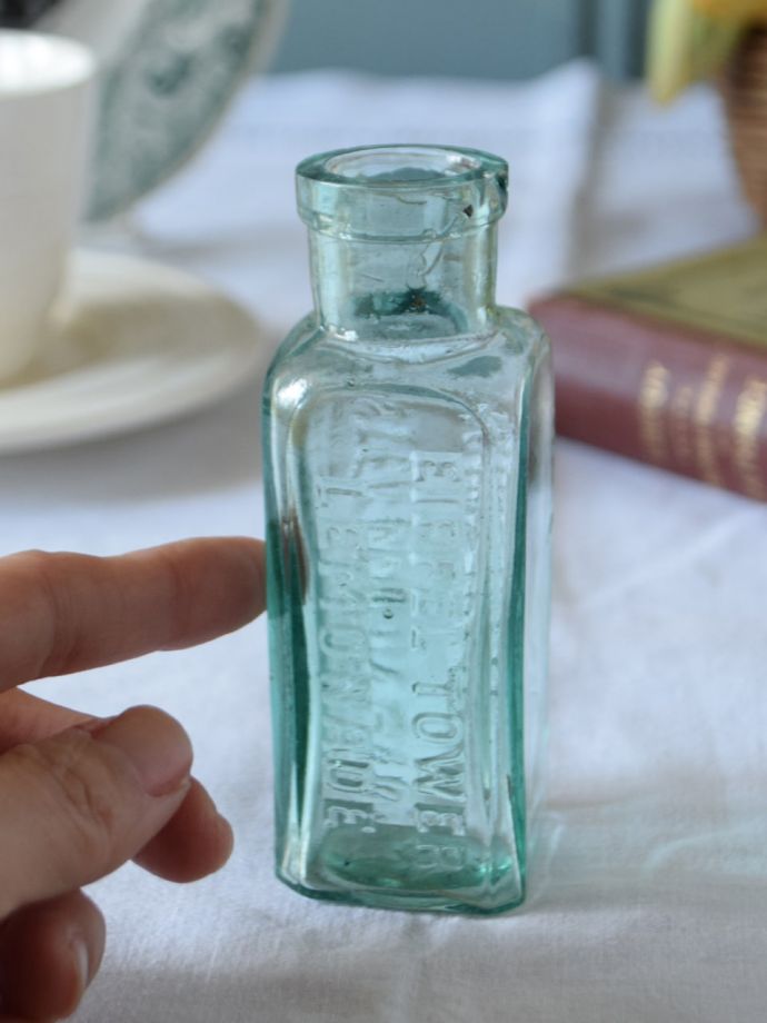 アンティーク海外ボトルコレクション② アンティークのおしゃれなガラスボトル、エンボス入りの